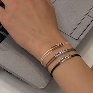 Pulsera de Acero Inoxidable Color Dorado Clásico 2025 con Cuerda Roja Ajustable y Dije de Zirconia de Alta Gama, Unisex, Certificada por Terceros, para Banquetes - Product Image 3