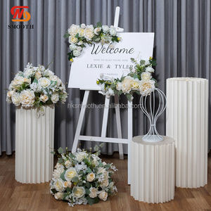 Decoración Elegante para Bodas, Eventos, Fiestas de Cumpleaños y Recepciones, Arreglo Floral Blanco con Plinto y Letrero de Bienvenida - Product Image 1