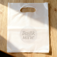 Maßgeschneiderte Kleidungsverpackung Wiederverwendbare Gestanzte Handlängen-Greifgriff HDPE/PE Plastik-Einkaufstaschen mit Eigenem Logo und Tiefdruck