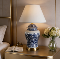 Lampe de table en porcelaine bleue et blanche d'inspiration vintage, style jarre de temple, avec abat-jour en lin plissé, 80 cm de haut