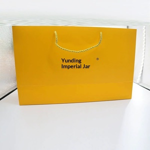 Bolsas de Regalo de Papel Kraft Blanco Personalizadas con Asas para Ropa, Gruesas y con Impresión de Logotipo - Product Image 1