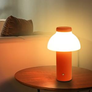 Lampe de table en métal rechargeable par USB C, lampe de bureau en cuir PE, lampe de chevet décorative pour chambre à coucher - Product Image 1