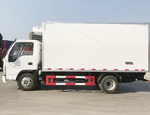 Camion frigorifique Isuzu M100 petit 4x2 5 tonnes utilisé pour le transport alimentaire avec température constante et protection de l'environnement - Product Image 3