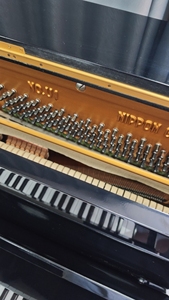 Piano Acústico U1E Clásico Usado, Producción con Componentes Totalmente Originales, Tono Brillante y Transparente - Product Image 3