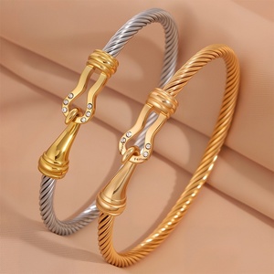 Neue Trendige Damenarmbänder und -armreifen im Großhandel: Vergoldete, anlaufgeschützte Herz-U-Form offene Edelstahl-Armreifen für Frauen - Product Image 3