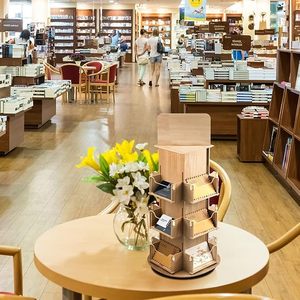 Xoay hiển thị đứng 3 <span class=keywords><strong>Tier</strong></span> xoay hiển thị nhãn dán đứng bằng gỗ thiệp chúc mừng hiển thị đứng - Product Image 6