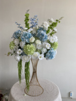 Arrangement floral décoratif de mariage en fleurs roses printanières artificielles en soie, roses bleues, centre de table pour événement de mariage.