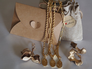 Collar de flores de oro de 18 quilates con colgante floral grabado, regalo para ella, collar de cuentas de acero inoxidable de lujo de la marca HR - Product Image 6