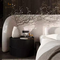 Meubles de chambre à coucher de luxe de conception moderne italienne, lit double en tissu haut de gamme, grande tête de lit, lit king size