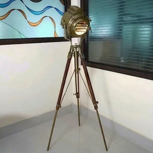 Projecteur de sol classique en laiton finition nautique antique avec trépied en bois - Product Image 1