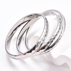 Bracelet martelé en acier inoxydable plaqué or 18 carats, coupe diamant, facetté, minimaliste, bijoux inaltérables - Product Image 6