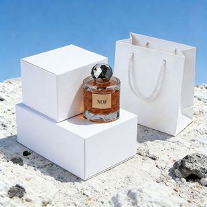 Flacon de parfum en verre transparent de 100 ml, design rond de luxe, parois épaisses, avec vaporisateur à pompe argenté. - Product Image 2