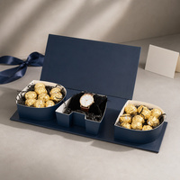 Boîte cadeau bleu marine ouverte avec compartiments intérieurs divisés pour présentation en magasin, emballage en gros et marques de fournitures personnalisées