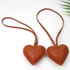 Bolso <span class=keywords><strong>de</strong></span> cuero <span class=keywords><strong>de</strong></span> dibujos animados colgante llavero elegante corazón encanto para mochila y bolso decoración bolsa promocional Accesorios - Product Image 3