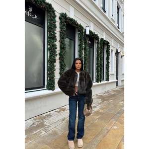 Abrigo largo de piel color caqui con estampado de visón y zorro, cierre de cinturón de lana, cachemira y seda, y decoración de un solo botón. - Product Image 1