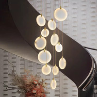 Lustre en marbre cascade de cuivre, luminaire multi-pendent pour plafond haut, escalier, hall de villa