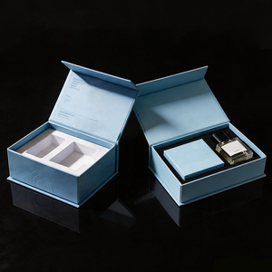 Boîte en carton rigide de type livre pour coffret cadeau de marque coréenne de soins de la peau, <span class=keywords><strong>avec</strong></span> gaufrage personnalisé, impression dorée unique, outils de maquillage et parfum - Product Image 1