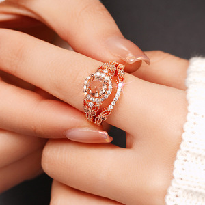 T0142 Anello di Fidanzamento da Donna in Oro Rosa, Design Floreale con Cristalli e Strass, Taglio Brillante Rotondo, Gioielleria Fine - Product Image 4