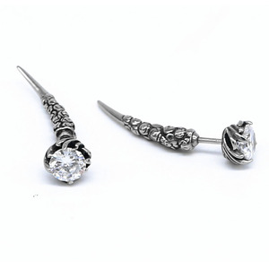 Yunnique – boucles d'oreilles en forme de dent de loup, en acier titane 316, sertissage à griffes, diamants noirs et blancs, bijoux pour hommes et femmes - Product Image 1