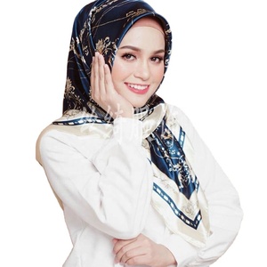 Écharpe en satin bon marché Écharpe carrée <span class=keywords><strong>de</strong></span> <span class=keywords><strong>luxe</strong></span> en satin avec impression en chaîne par sublimation pour femmes - Product Image 5