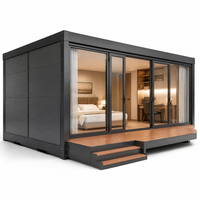 Suite d'hôtel modulaire en conteneur préfabriqué avec façade vitrée large et terrasse d'entrée en bois pour hébergement en station balnéaire
