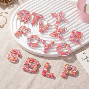 Pendentif Alphabet en Résine Lettres Anglaises DIY Accessoire de Décoration pour Sac et Porte-clés Pièces de Bijoux Artisanaux en Résine Époxy Colorée - Product Image 1