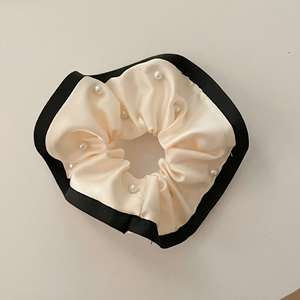 Élastiques à cheveux unisexes élégants avec fleurs blanches et noires, perles et chouchous en soie satinée – Accessoire - Product Image 4