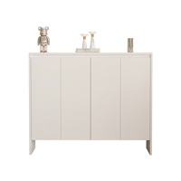 Élégante armoire à chaussures en bois inclinée avec espace de rangement dissimulé pour l'entrée d'un appartement