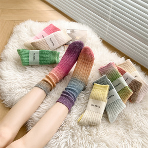 Calcetines <span class=keywords><strong>de</strong></span> lana estilo japonés Jingwen OEM, cálidos y gruesos para invierno, con efecto tie-dye degradado, calcetines holgados con ribetes para <span class=keywords><strong>botas</strong></span>. - Product Image 1