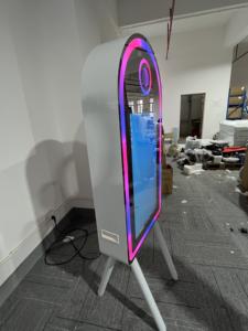 Cabina Fotografica Portatile Bianca con Specchio Magico per Selfie, Macchina Photobooth per Matrimoni ed Eventi - Product Image 5