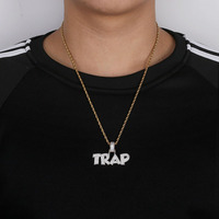 Pendentif de style hip-hop avec un style musical TRAP et de minuscules pierres de zircone incrustées