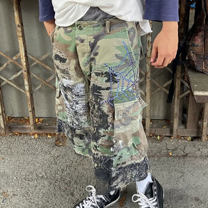 Shorts <span class=keywords><strong>en</strong></span> <span class=keywords><strong>jean</strong></span> cargo déchirés camouflage personnalisés, design <span class=keywords><strong>troué</strong></span> et bords effilochés avec rivets décoratifs, style streetwear américain - Product Image 2