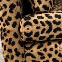 Fauteuil en velours imprimé léopard de luxe maximaliste – Pièce maîtresse pour hall d'hôtel et salon de boutique