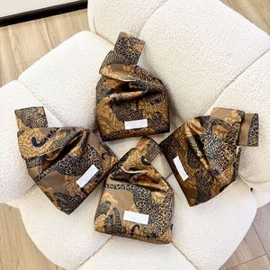 Sacs cadeaux pour bonbons de mariage, sacs en tissu de soie écologiques et durables pour l'emballage des vêtements et l'industrie de la beauté - Product Image 6