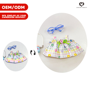 Ensemble quatre pièces : Robe à bretelles florale colorée, Costume de <span class=keywords><strong>poupée</strong></span> Teddy Bear, Lunettes à monture bleue, Sac à bouteille - Product Image 1