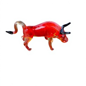 Figurine de taureau en verre artisanal, sculpture animale en cristal rouge, art contemporain, décoration de table, décoration de salon - Product Image 1