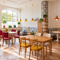 Ensemble de mobilier de restaurant commercial sur mesure : banquettes, tables à manger en bois, chaises et tabourets de bar