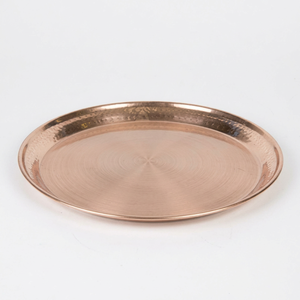 Plateau de service rond en cuivre brossé lisse avec bord martelé – Assiette décorative élégante pour centre de table - Product Image 1