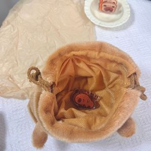Hoge Kwaliteit Pluche Capibara Pluizige Trekkoord Make-Up Tas Met Schouderbanden Meisjes Schattige Cartoon Dier Capibara Make-Up Tas - Product Image 4