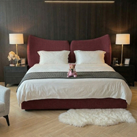 Neues italienisch-französisches minimalistisches Meerjungfrauenflossen-Doppelbett für das Hauptschlafzimmer, luxuriöses, samtbezogenes Polsterbett
