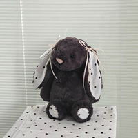 Jellcatt UK Adorable Peluche Lapin Noir aux Oreilles Tombantes avec Ruban à Pois Blancs, Cadeau de Thanksgiving