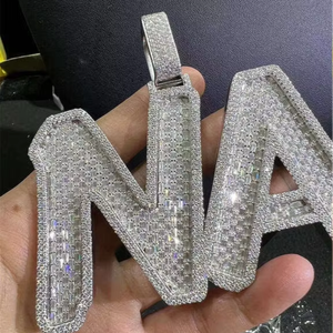 Pendentif en diamant moissanite de qualité supérieure avec un design élégant, un éclat intense et un look stylé, parfait pour un usage quotidien et pour offrir en cadeau - Product Image 1