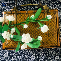 Fleurs en papier crépon faites à la main, matériel artisanal en papier de différentes couleurs