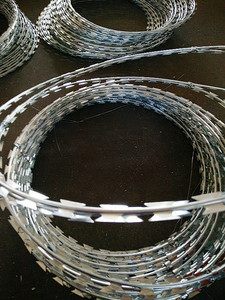 Dây Thép Gai Có Lưỡi Dao - Product Image 2