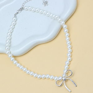 สร้อยคอโชคเกอร์มุกเทียมสำหรับผู้หญิงพร้อมดีไซน์โบว์สีขาวและสีดำเครื่องประดับแฟชั่นสวมใส่ทุกวัน - Product Image 4