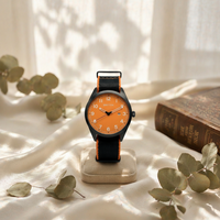 Montre de terrain pour homme avec cadran orange vif, boîtier noir mat, bracelet en nylon, affichage de la date, style minimaliste, décontractée, quotidienne, étanche