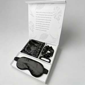 Coffret Cadeau Masque de Sommeil Élastique Ultra Doux en Soie de Mûrier 6A de Luxe, Comprend Masque pour <span class=keywords><strong>les</strong></span> <span class=keywords><strong>Yeux</strong></span>, Chouchou pour Cheveux, <span class=keywords><strong>Bandeau</strong></span>, Idéal pour <span class=keywords><strong>les</strong></span> Voyages et la Nuit - Product Image 1