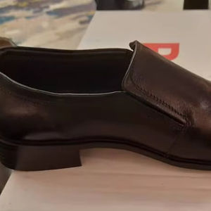 Zapatos Formales Clásicos de PU Hechos en Uganda con Acabado Pulido y Plantilla Amortiguadora para Largas Jornadas de Oficina en Climas Tropicales - Product Image 1