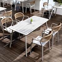 Ensemble de salle à manger extérieur moderne et minimaliste en bambou pour patio, cour, café, salon de thé et restaurant de barbecue