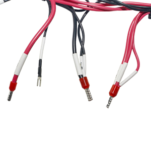 Faisceau de câbles électriques OEM avec bornes serties et interface de connecteur, assemblage de câblage en cuivre isolé PVC rouge et noir - Product Image 1